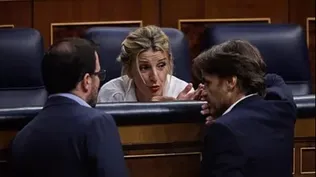 Yolanda Díaz habla con Jaume Asens junto a Alberto Garzón,