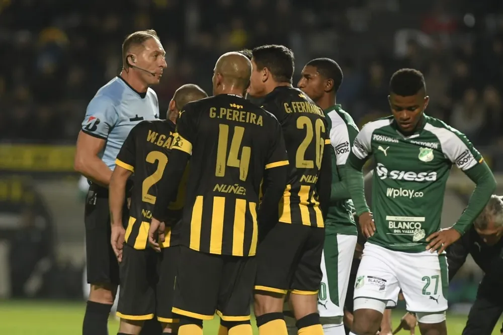 En la Sudameicana 2019, los futbolistas de Peñarol le protestaron a Pitana en el Estadio Campeón del Siglo; derrotaron 2-0 a Deportivo Cali y clasificaron a la siguiente ronda de la Sudamericana