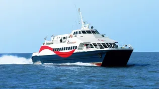 Barco de la compañía Colonia Express
