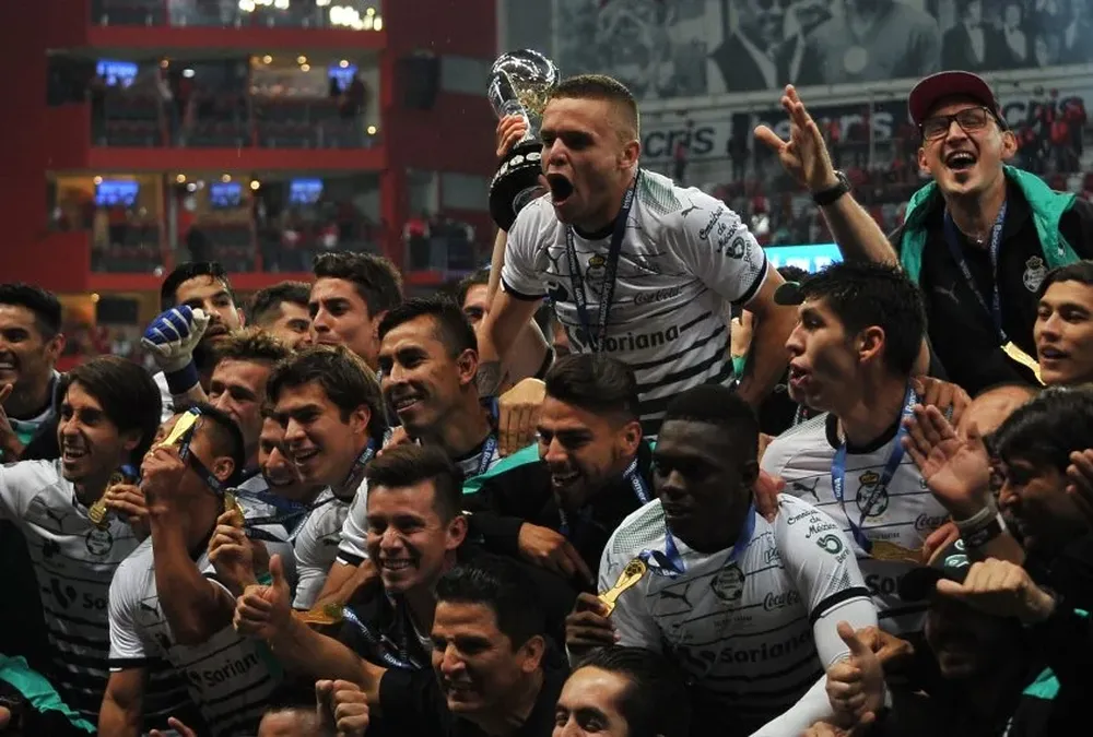 Jona Rodríguez en lo alto de los festejos de Santos