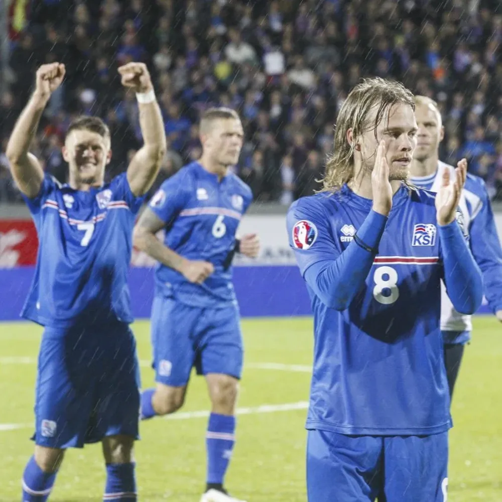 Islandia celebró su clasificación a la fase final de la Euro 2016, bajo la lluvia en Reykjavik