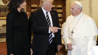 En mayo de 2017, pocos meses de iniciado el primer mandato de Trump, el papa Francisco recibió al presidente y su esposa Melania Trump en el Vaticano.