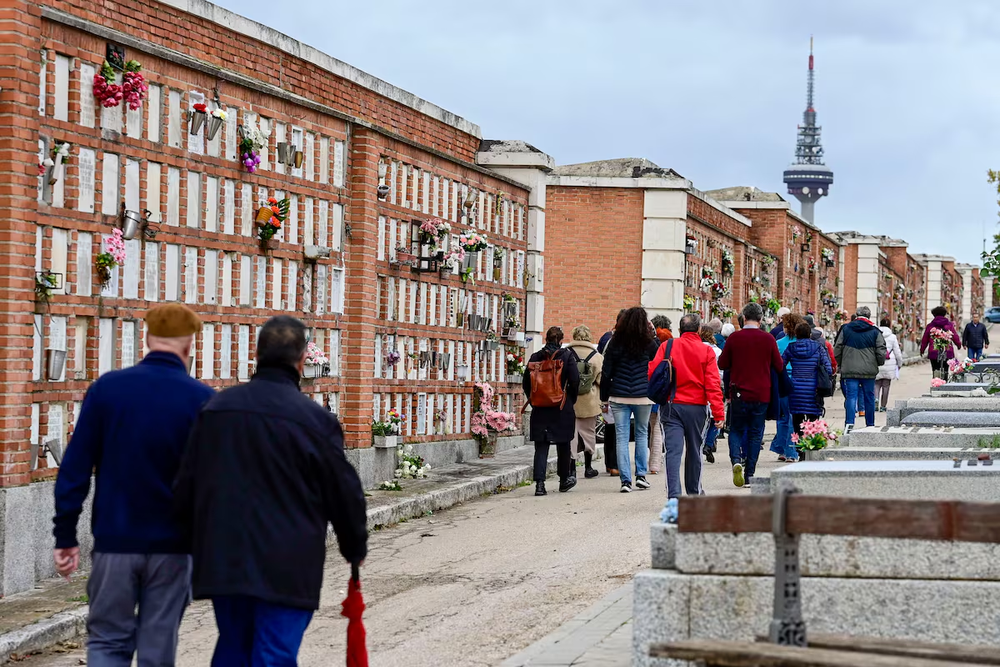 Personas visitan el cementerio de la Almudena en Madrid, unas jornadas antes del Día de Todos los Santos