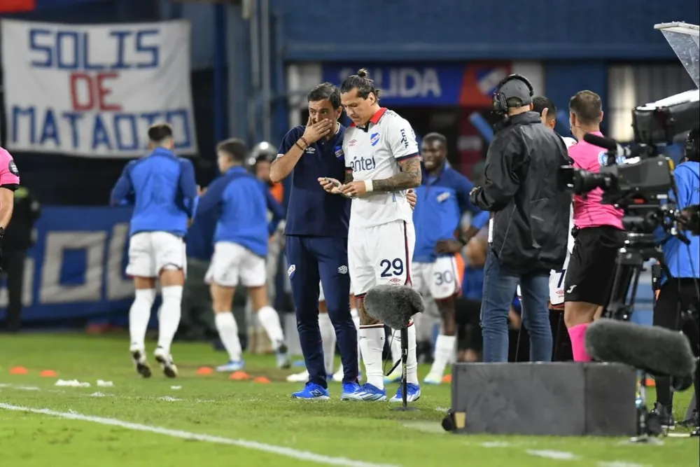 Álvaro Recoba da indicaciones a Santander antes de darle ingreso este sábado ante Progreso