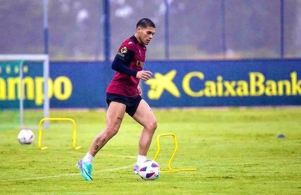 Brian Ocampo en la práctica del Cádiz