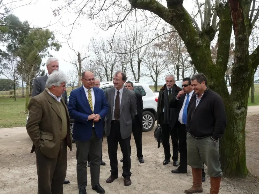 El ministro Tabaré Aguerre y su colega alemán Chrsitian Schmidt en la visita a un predio ganadero en Colonia