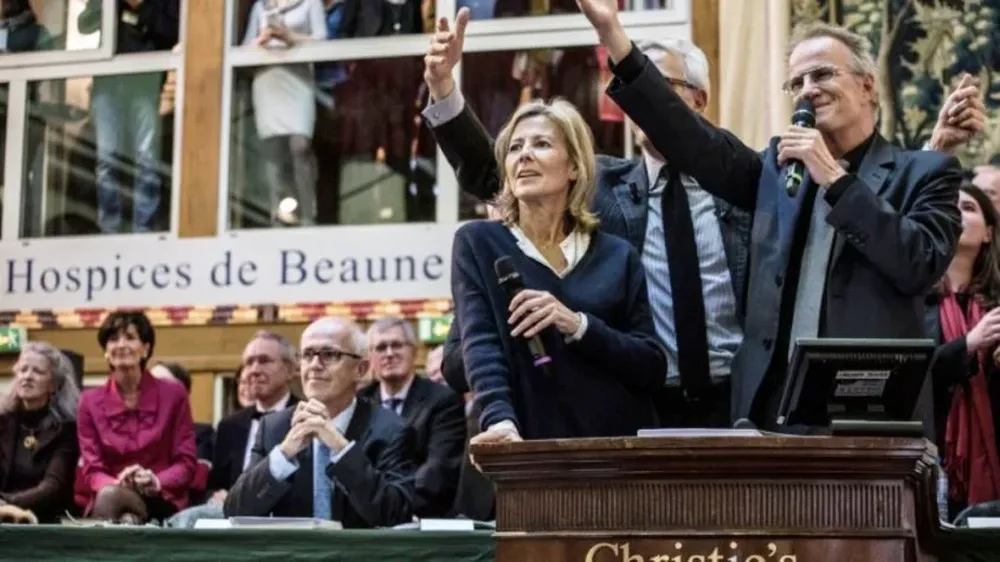 El momento donde se subasta uno de los lotes de vinos