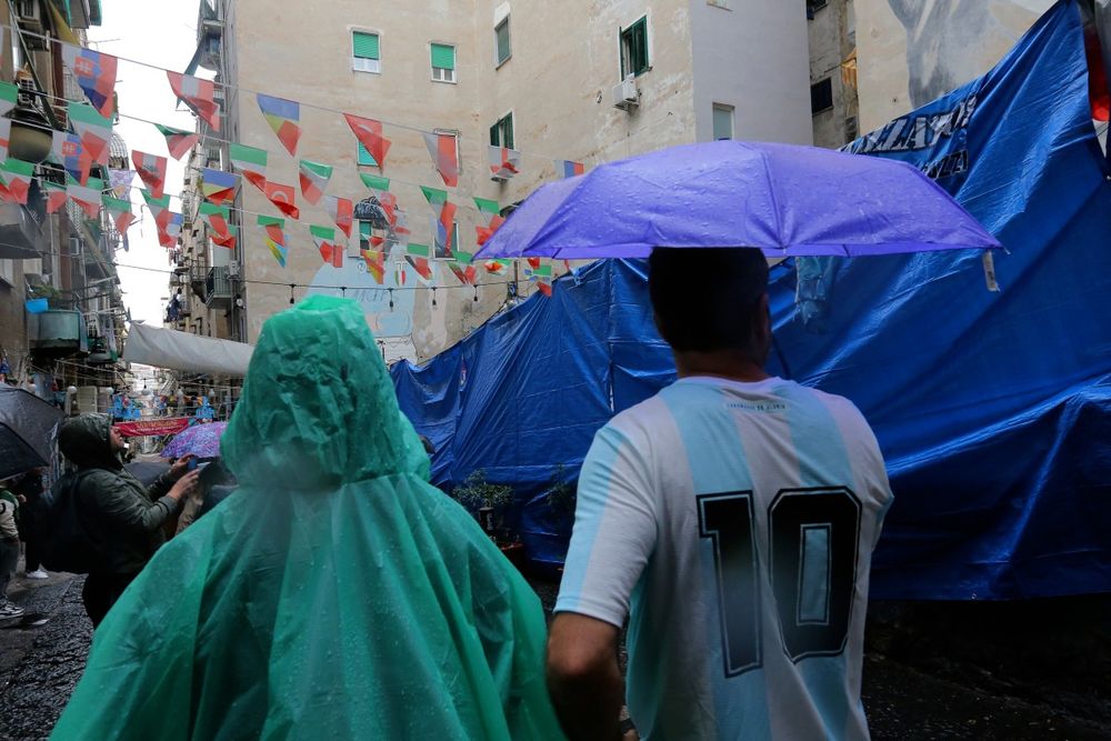 La Plaza Maradona de Nápoli con sus comercios cerrados