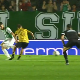 El momento del polémico penal que le cometieron a un uruguayo en Banfield vs Aldosivi El momento del polémico penal que le cometieron a un uruguayo en Banfield vs Aldosivi