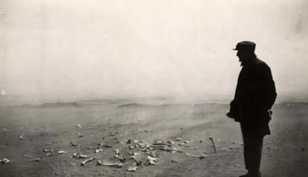 Un hombre contempla los huesos de víctimas del genocidio de 1915