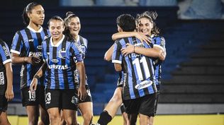 Ilana Guedes, la número 11 de Liverpool, celebra su golazo ante Defensor Sporting con sus compañeras