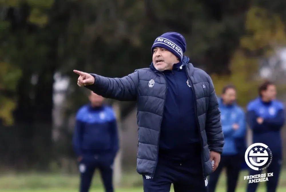 Diego Maradona en su primera práctica en Gimnasia y Esgrima de La Plata