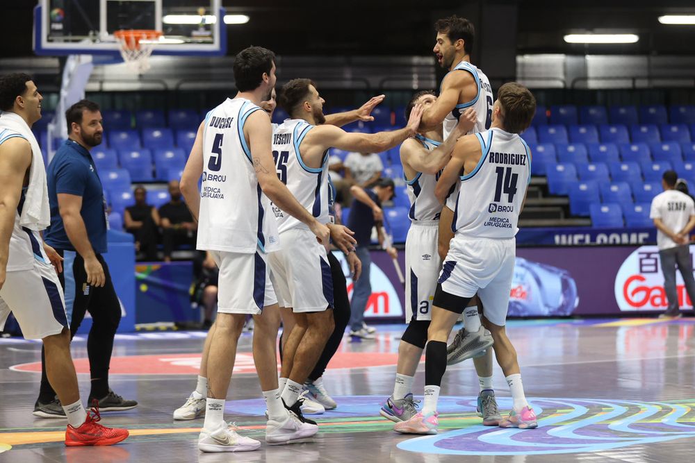 Jugadores de Uruguay celebran al finalizar un partido de la FIBA AmeriCup 2025 entre Uruguay y Bahamas, en Managua (Nicaragua)