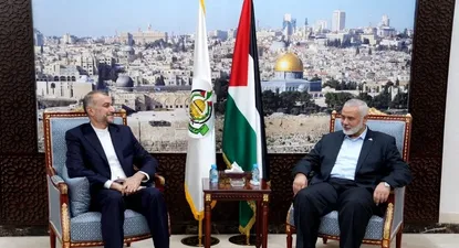 El canciller iraní, Hossein Amir-Abdollahian (izqu.), reunido en Catar con Ismail Haniyeh, jefe de la conducción política de Hamas
