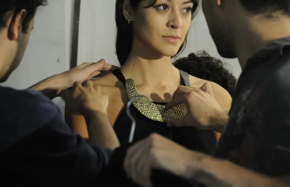 La modelo Majo Martínez pasa por la prueba de vestuario de rutina, previo a la MoWeek