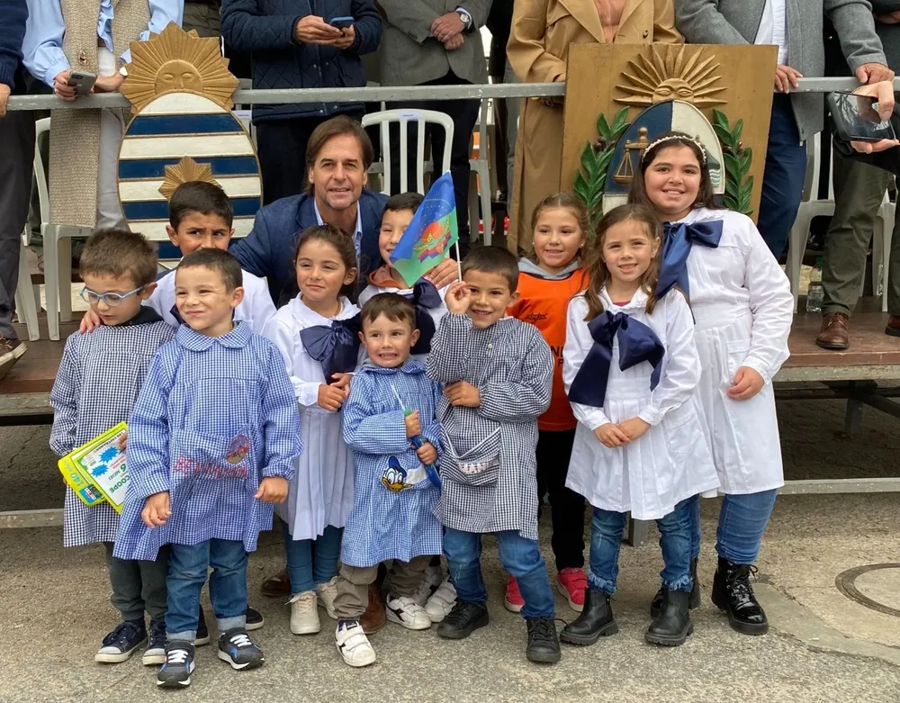 El presidente con escolares de Ecilda Paullier