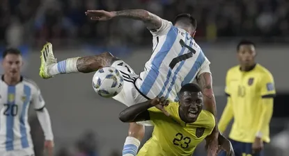 Moisés Caicedo en el partido ante Argentina