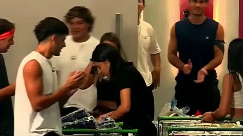 Jugadores de GH robando