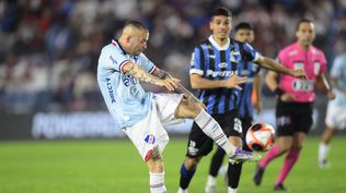 Nicolás López en el partido contra Liverpool