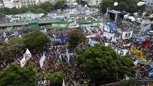 Liderados por los camioneros, un centenar de sindicatos y organizaciones sociales se manifestaron este miércoles en Buenos Aires contra el gobierno de Mauricio Macri.