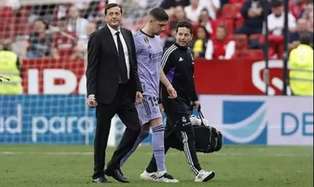 Federico Valverde con los médicos del club
