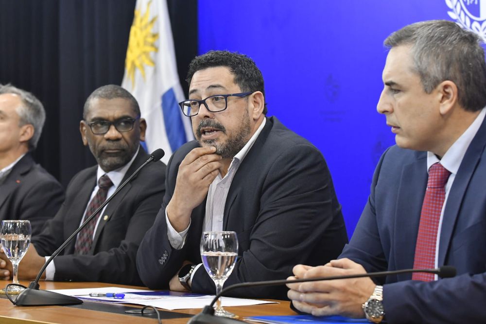 Archivo. El secretario de Presidencia, Alejandro Sánchez, acompañado del ministro de Ambiente, Edgardo Ortuño (i), y del presidente de OSE, Pablo Ferreri (d), en conferencia de prensa en Torre Ejecutiva para anunciar que no construirán el Proyecto Neptuno