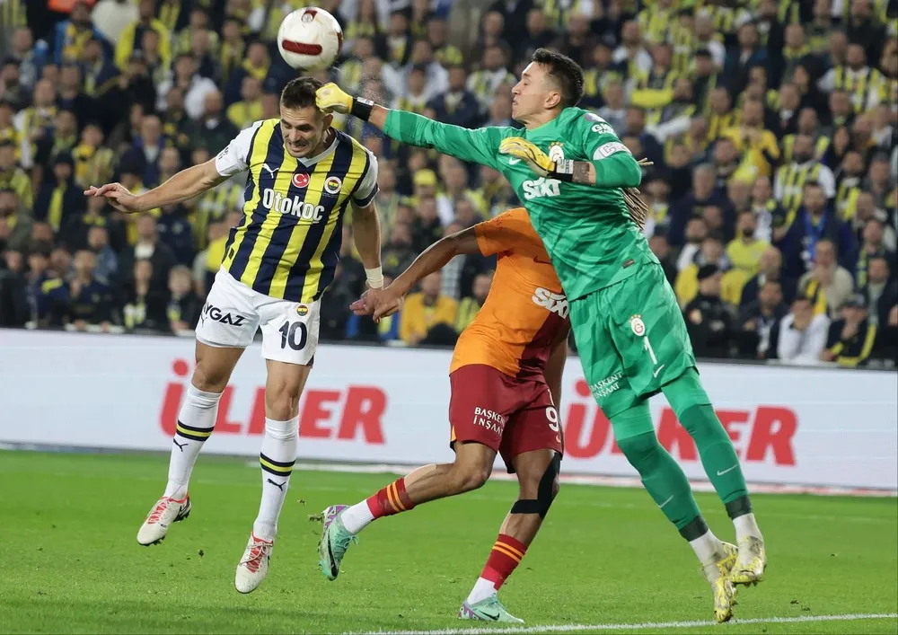 Fernando Muslera contra Dusan Tadic