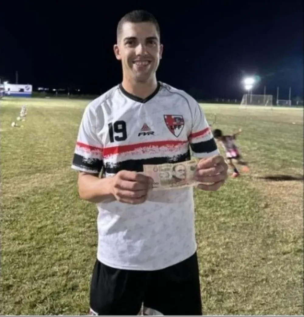 Diego Torres muestra los $ 300 que ganó por ser la mejor figura de un partido de OFI