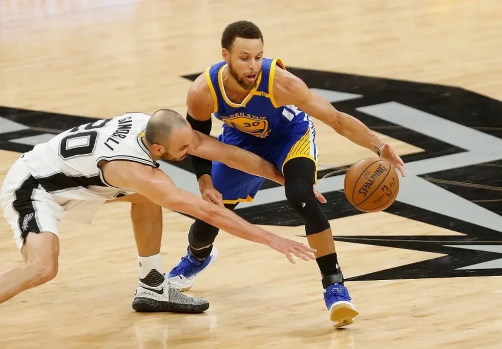 Ginóbili intenta quitarle el balón a Curry