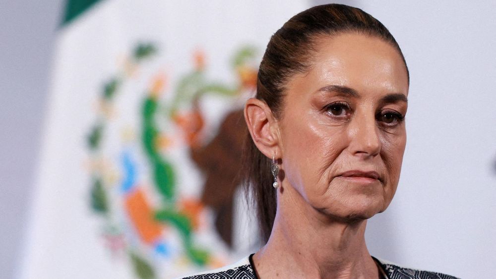 La presidenta de México, Claudia Sheinbaum, recibió la noticia del asesinato de los funcionarios en plena Mañanera del martes.