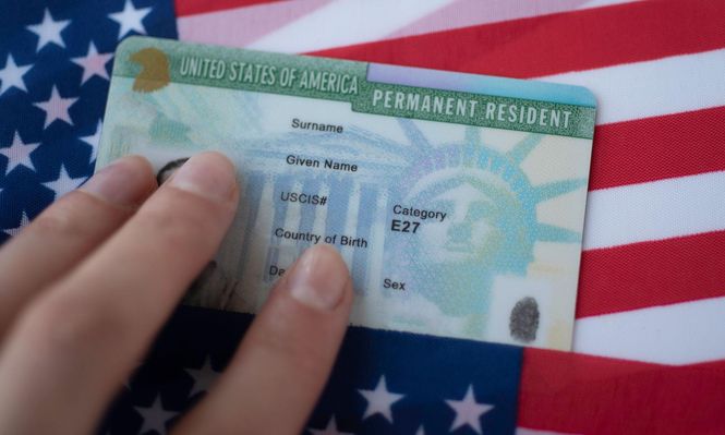 La llamada green card es una tarjeta de residencia permanente de EE.UU.