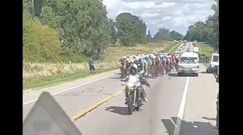 La peligrosa maniobra en la Vuelta Ciclista 2024