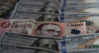 El Observador | Plata, billetes, billete de dos mil pesos Uruguay.jpg