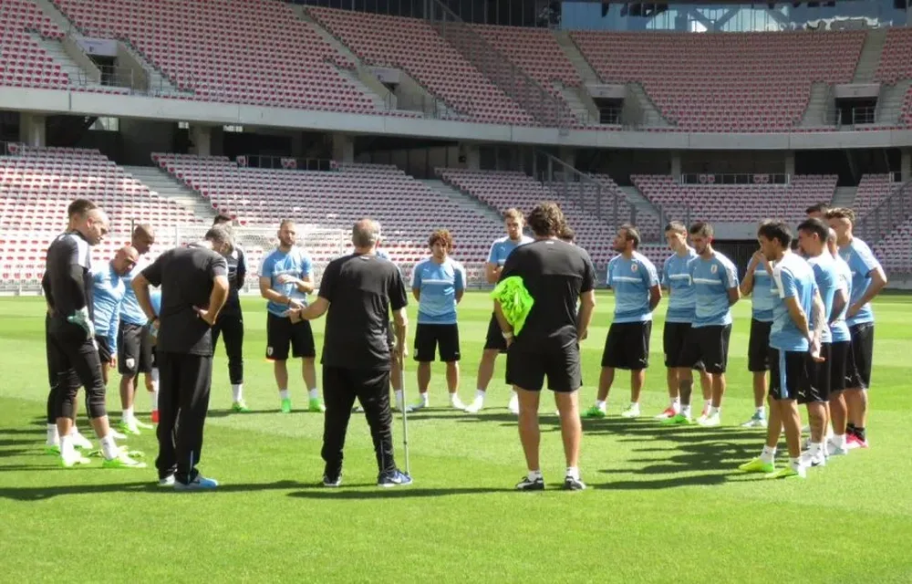 Tabárez y los jugadores en Niza