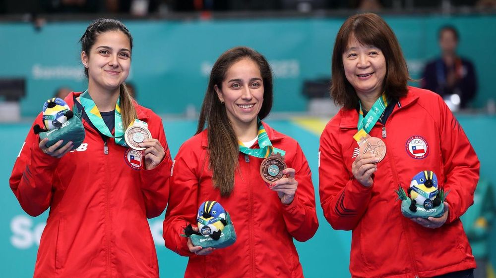 Tania Zeng junto a otras dos tenimesistas chilenas, Paulina Vega y Daniela Ortega, tras ganar medalla de bronce en los Juegos Panamericanos de Santiago 2023.