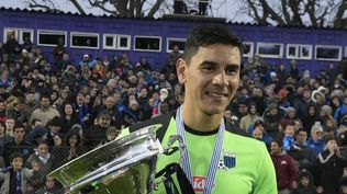 Óscar Ustari con la copa del Torneo Intermedio 2019 ganada con Liverpool