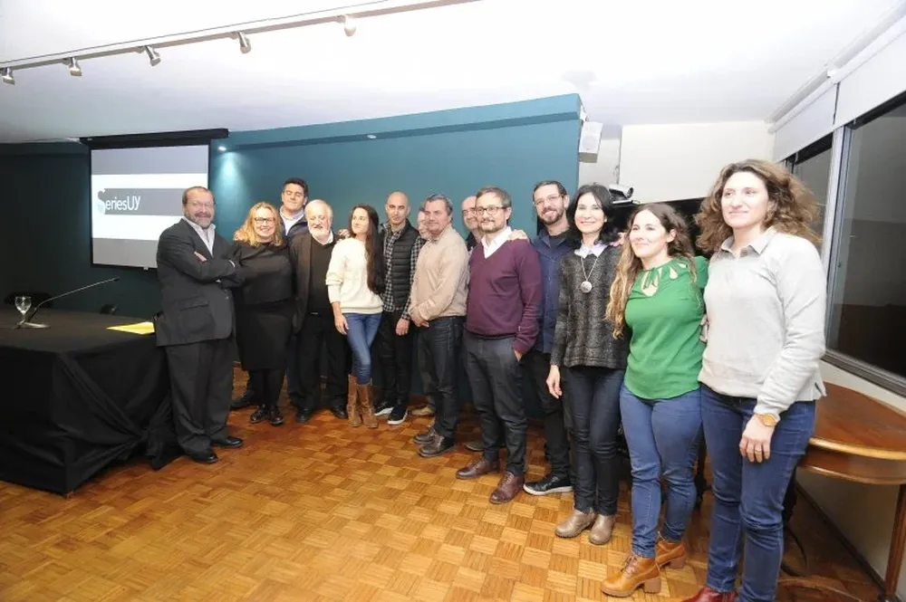 Ganadores de Series Uy junto a autoridades de las distintas instituciones involucradas y miembros del jurado.