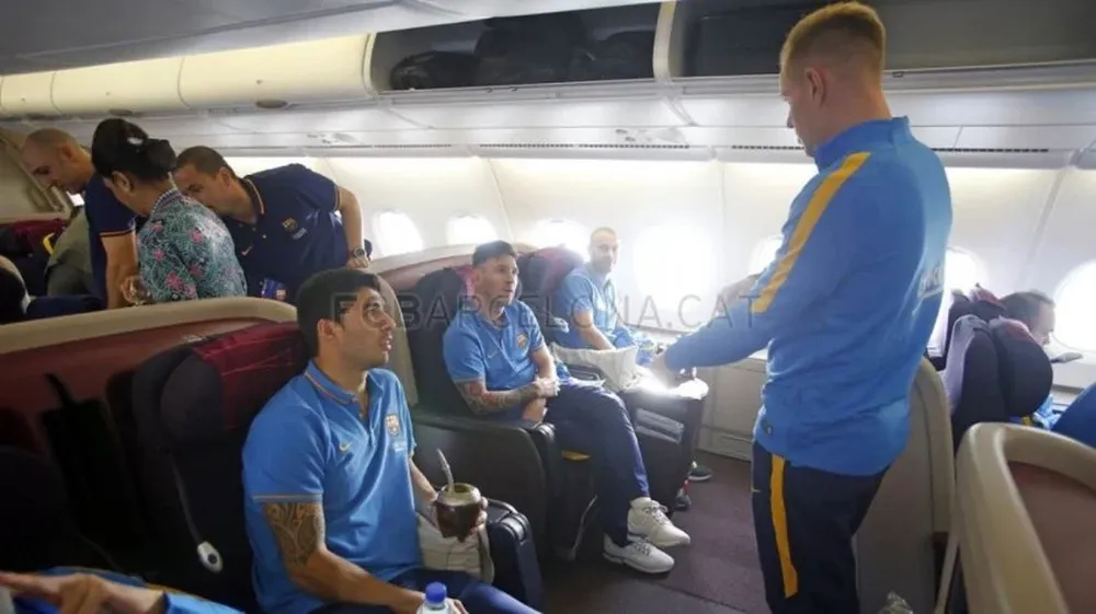 Luis Suárez en pleno vuelo dialoga con Ter Stegen y Messi