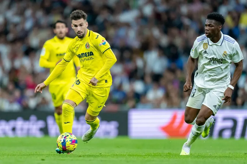 Alex Baena en pleno partido de Real Madrid y Villarreal, antes de recibir la agresión