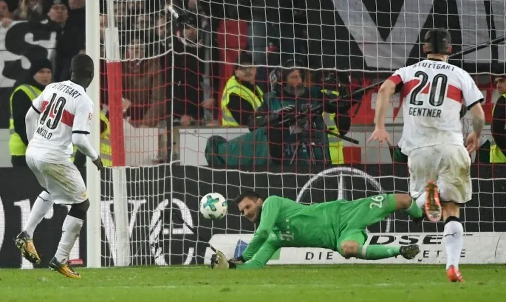 Sven Ulreich meta de Bayern Múnich ataja el penal al final de partido para asegurar la victoria de su equipo ante Stuttgart, por 1-0