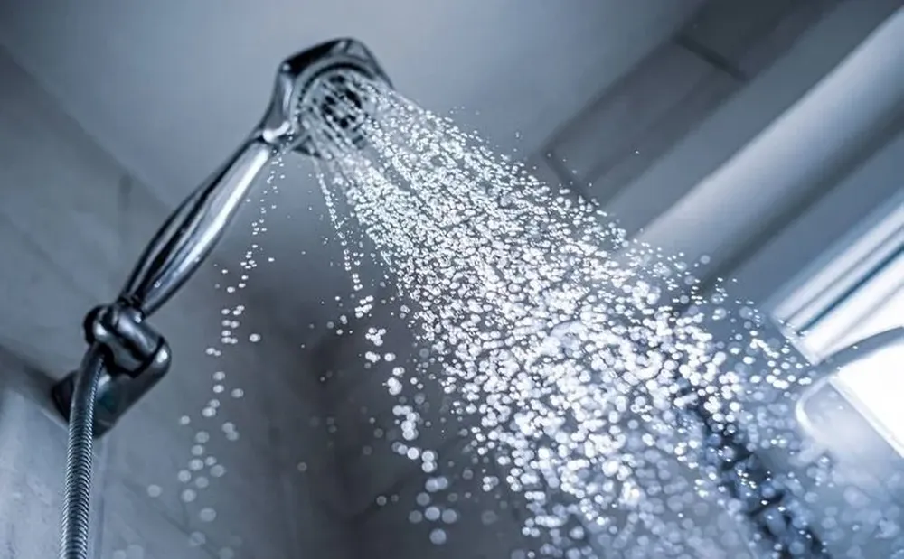 ¿Es mejor bañarse con agua fría o caliente?