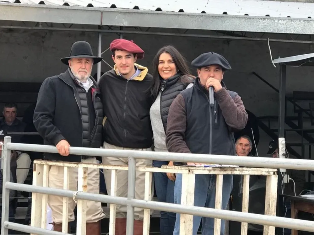 César Musselli y familia con el rematador Mauricio Cabrera