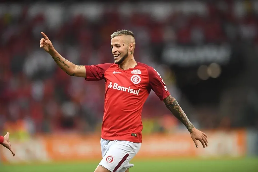 Festejo de Nicolás López en el triunfo de Inter, con dos goles suyos, ante Fluminense