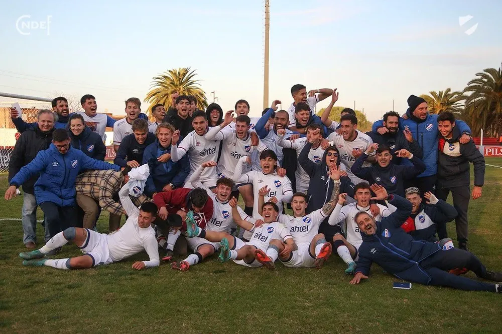 Nacional celebra el título del Torneo Apertura de Tercera División