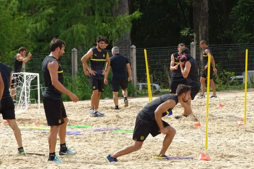 Matías Mier, parado a punto de iniciar el ejercicio, se sumó a los entrenamientos