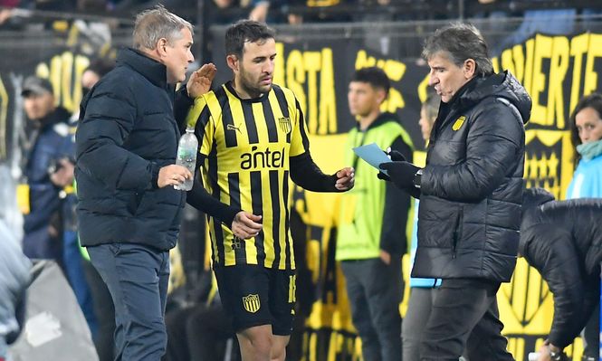 Diego Aguirre, Camilo Mayada y Juan Verzeri de Peñarol