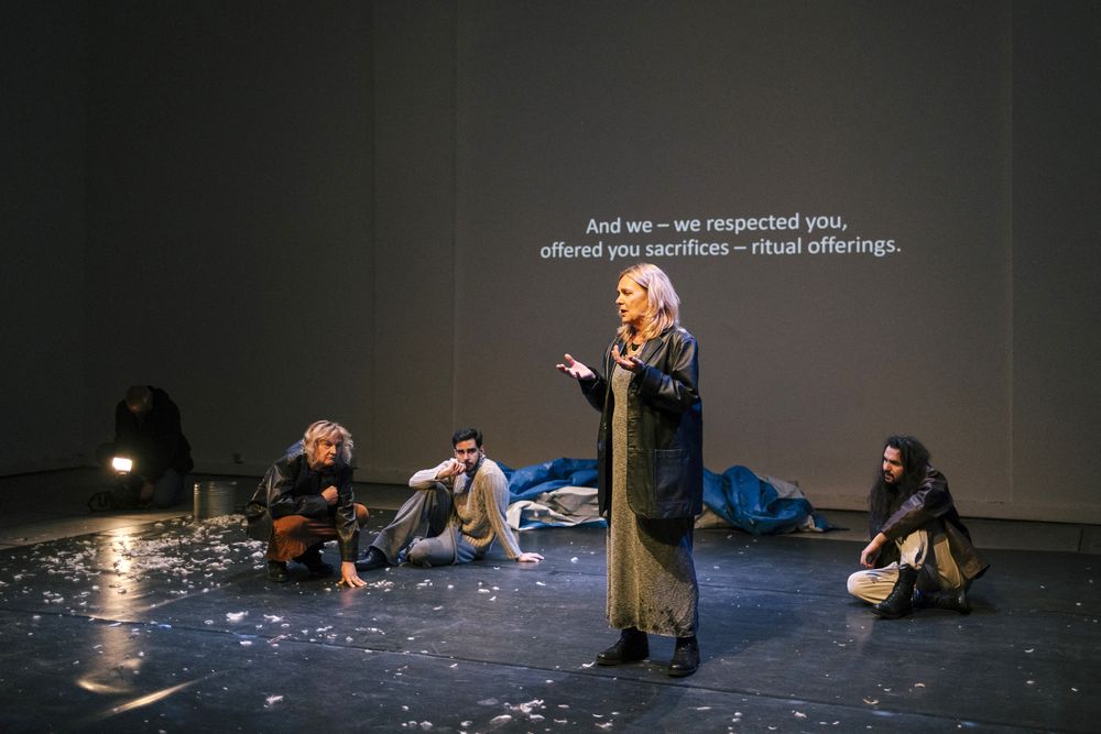 Teatro: la directora Maja Mitic da instrucciones a los actores durante un ensayo de la obra Mujeres de Troya en el Centro de Descontaminación Cultural de Belgrado.
