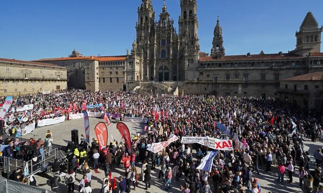 Cientos de personas durante una manifestación en defensa de la sanidad pública, en el parque de la Alameda, a 4 de febrero de 2024, en Santiago de Compostela.