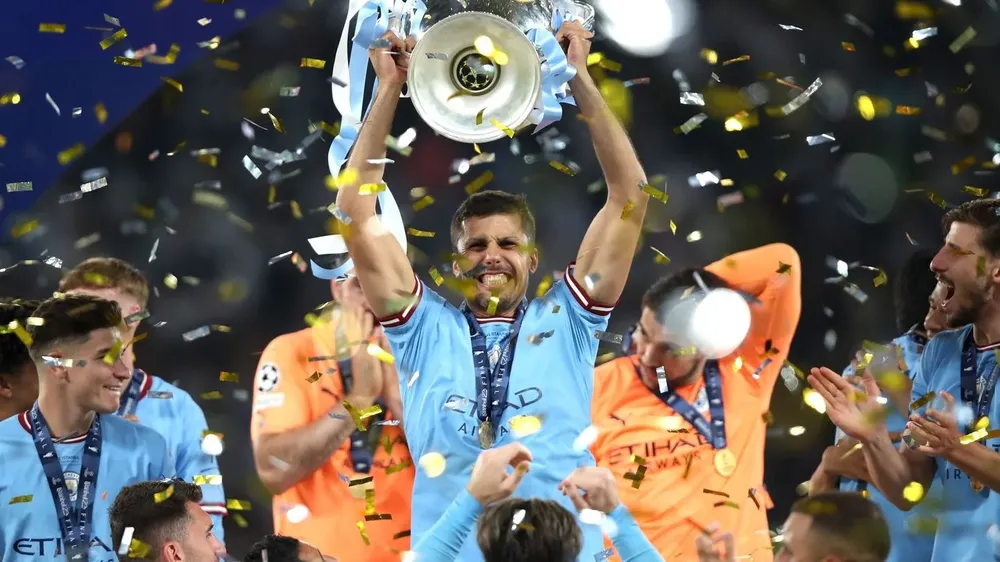 Rodri levanta la orejona que el City nunca había podido ganar.