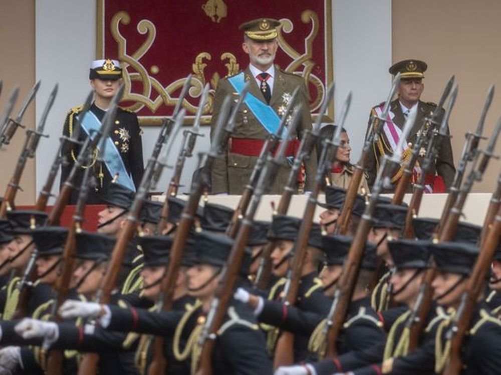 El rey Felipe VI y la princesa Leonor durante el acto solemne de homenaje a la Bandera Nacional y desfile militar por el 12 de octubre. EUROPA PRESS.